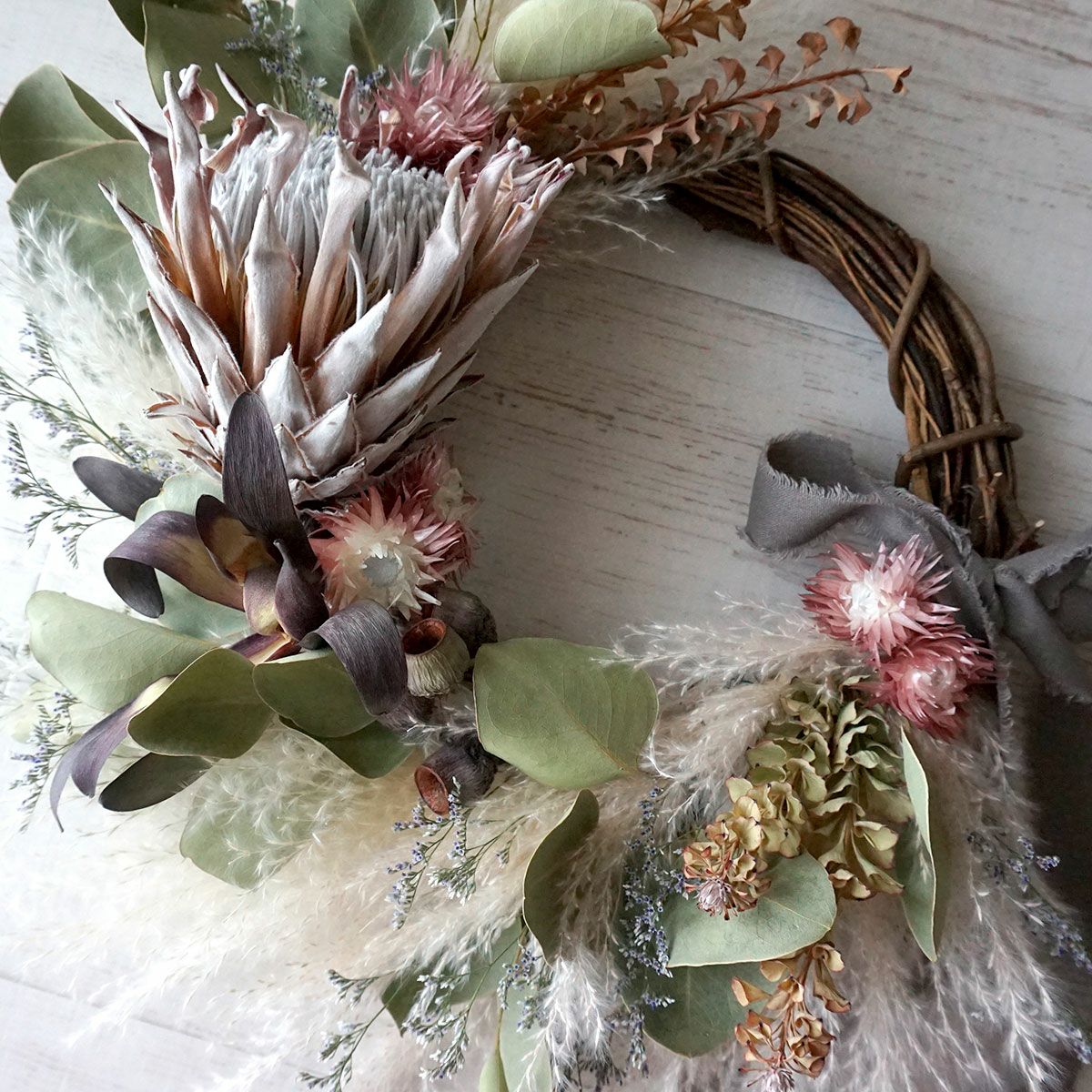 シャビーシック】直径45cm パンパスグラスと迫力のあるプロテアを  